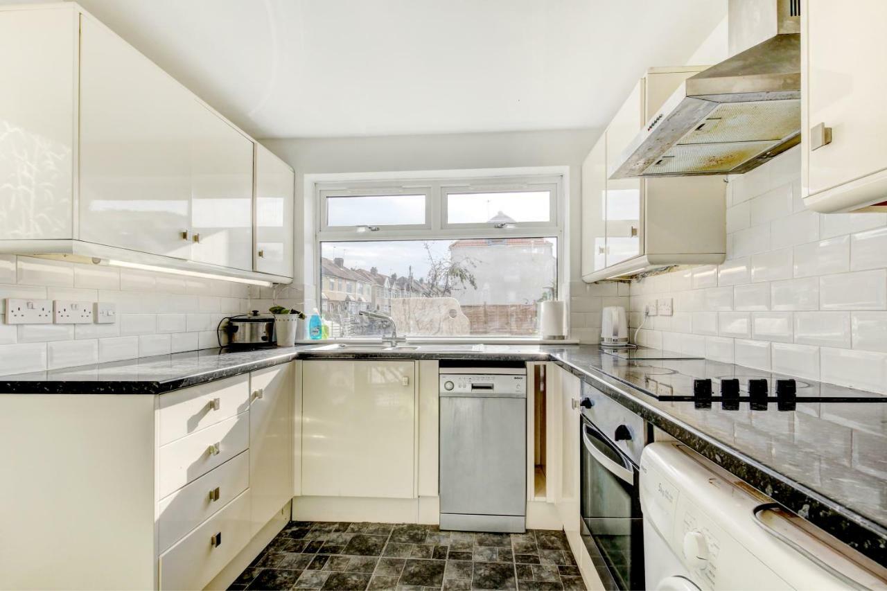 Вилла Lovely 3 Bed House In Бристоль Экстерьер фото